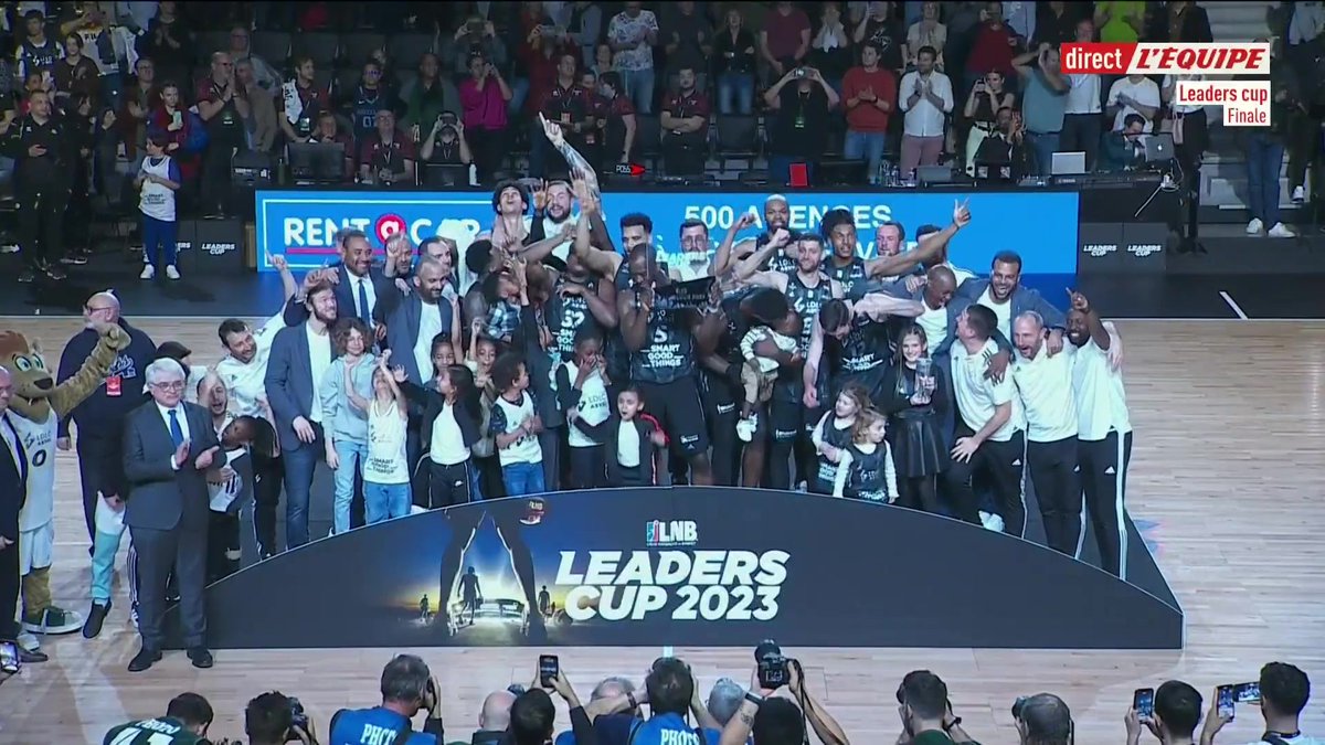Les joueurs de l'ASVEL soulèvent le trophée. C'est la première Leaders Cup de l'histoire du club. #LeadersCup #lequipeBASKET