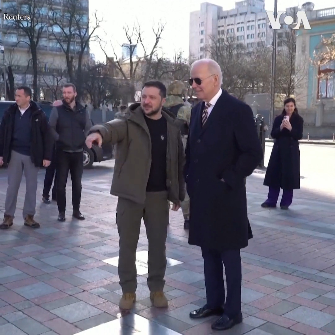 美国总统拜登20日突访基辅,承诺美国继续坚定支持乌克兰,增加给乌克兰5亿美元军援。 。在他访问期间,基辅一直响着空袭警报。拜登总统与乌克兰总统泽连斯基来到圣米迦勒金顶修道院,并向阵亡军人纪念墙献花圈。泽连斯基还陪同拜登参观了“勇气之路”上刻有拜登名字的牌匾。