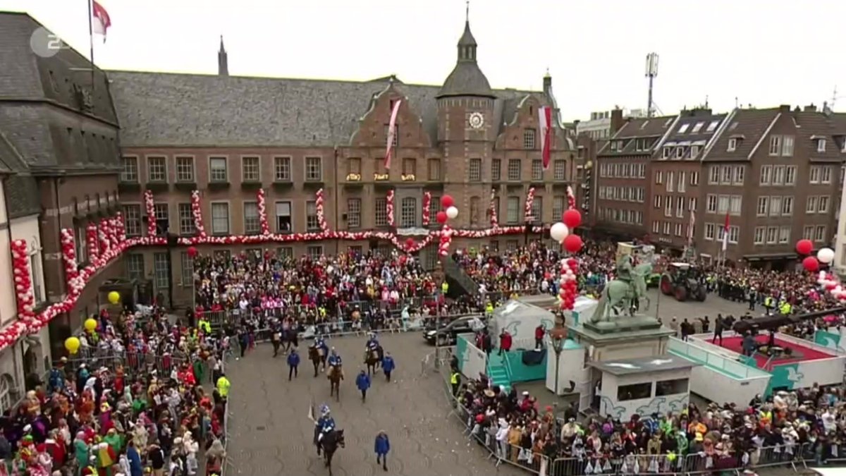 Es ist der erste #Rosenmontag seit drei Jahren ohne Corona-Auflagen. Eindrücke aus Düsseldorf: