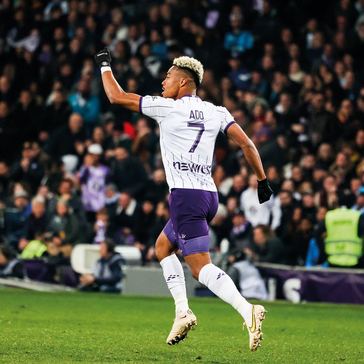 Le coup de canon d'オナイウ 阿道 💥 Le but de l'espoir pour nos Violets qui n'ont jamais rien lâché dans ce #TFCOM ! #DeboutToujours 😈