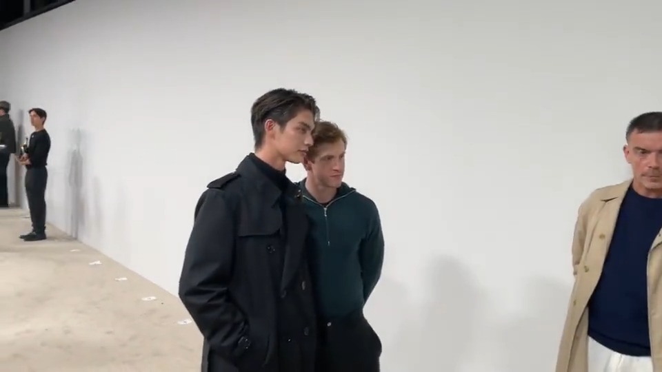 ภาพบรรยากาศการพบกันระหว่างไบร์ท และ Daniel Lee ประธานฝ่ายสร้างสรรค์แห่งแบรนด์ Burberry คนใหม่ ที่หลังงาน Burberry Autumn Winter 2023 #Burberry #BurberryAW23 #BurberryAW23xBright #BurberryxBright #bbrightvc bright #GMMTV