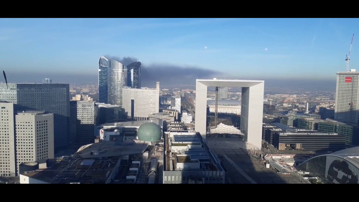 🔴 Un incendie en cours à La Défense provoque un important panache de fumée