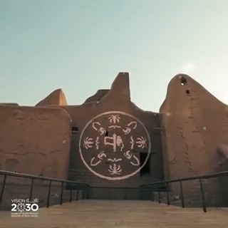 3 قرون من العز في وطن ما يشبهه وطن.. تاريخ وأصالة، وتنوع ثقافي يعزز هويتنا، نتشارك التقدم في جميع المجالات، نحو المستقبل في ظل رؤيتنا. #يوم_التأسيس #رؤية_السعودية_2030