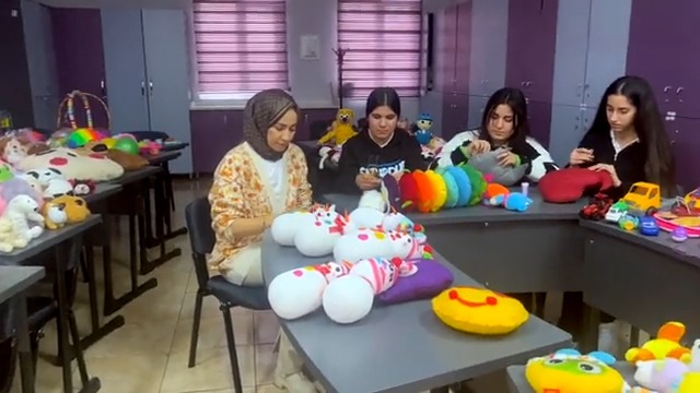 Biz biliriz ki çocuklar oynayarak öğrenir, öğrenerek büyür... Eğitim ailemizin dayanışma zincirine, okullarımızın atölyelerinde hayat bularak sahiplerine ulaşmayı bekleyen oyuncaklarla bir halka daha ekliyoruz.