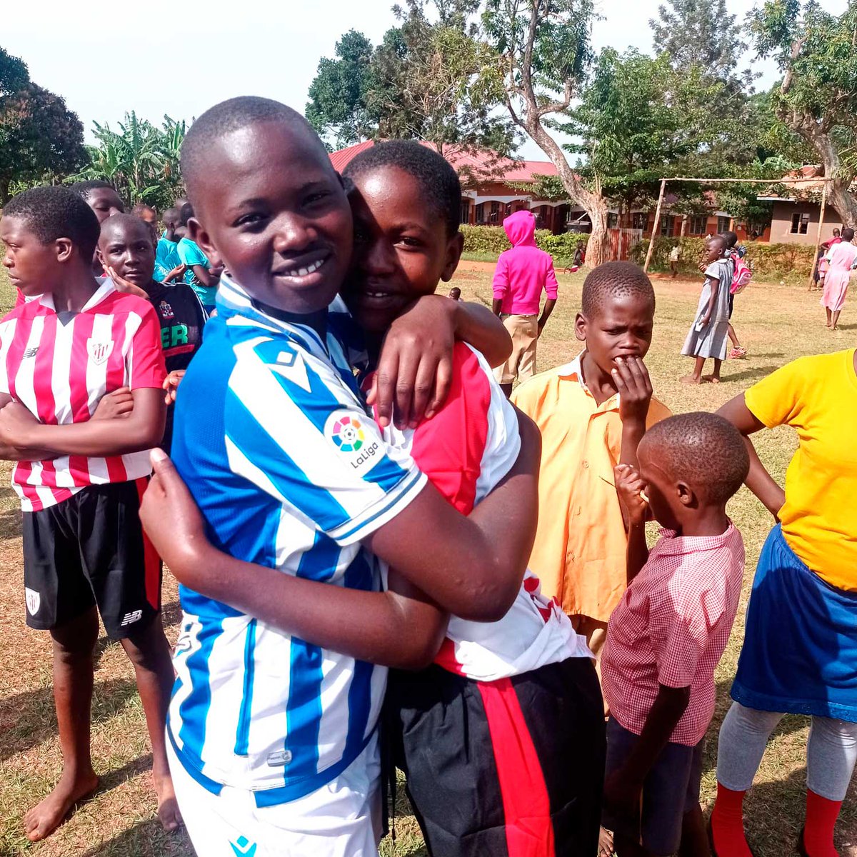 💪🦁 ¡Así celebran los goles las niñas y mujeres rojiblancas de Uganda! #AthleticClubFundazioa colabora con SALUGANDA Elkartea con equipaciones del Athletic Club para su proyecto en favor de la igualdad de género en el país africano. 🥰 Wewe ni bora! Onenak zarete!