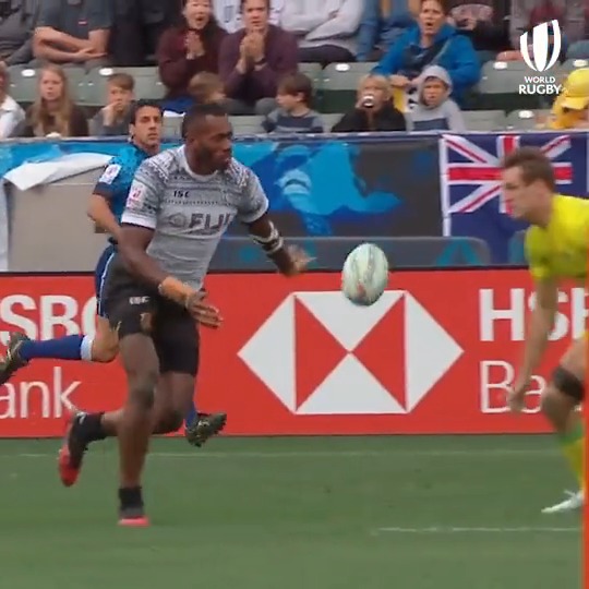Best offload of all time? ๐คฏ #LA7s returns 25-26th February #HSBC7s | @WorldRugby7s