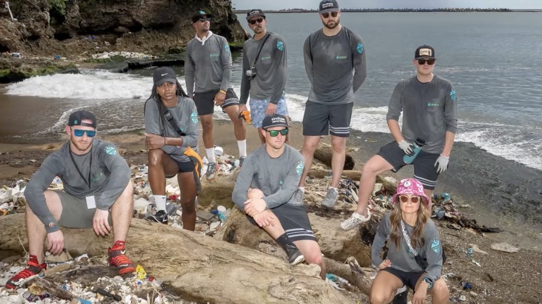 .Chicago White Sox pitcher Lucas Giolito and Tampa Bay Rays pitcher Ryan Burr were part of a very special group this winter. They joined some other athletes for a service trip to the Dominican Republic. Lucas Giolito | Players For The Planet 🇩🇴