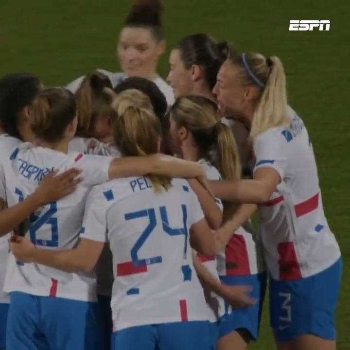 Lieke Martens krult een vrije trap heerlijk binnen! 🎯 #ausned
