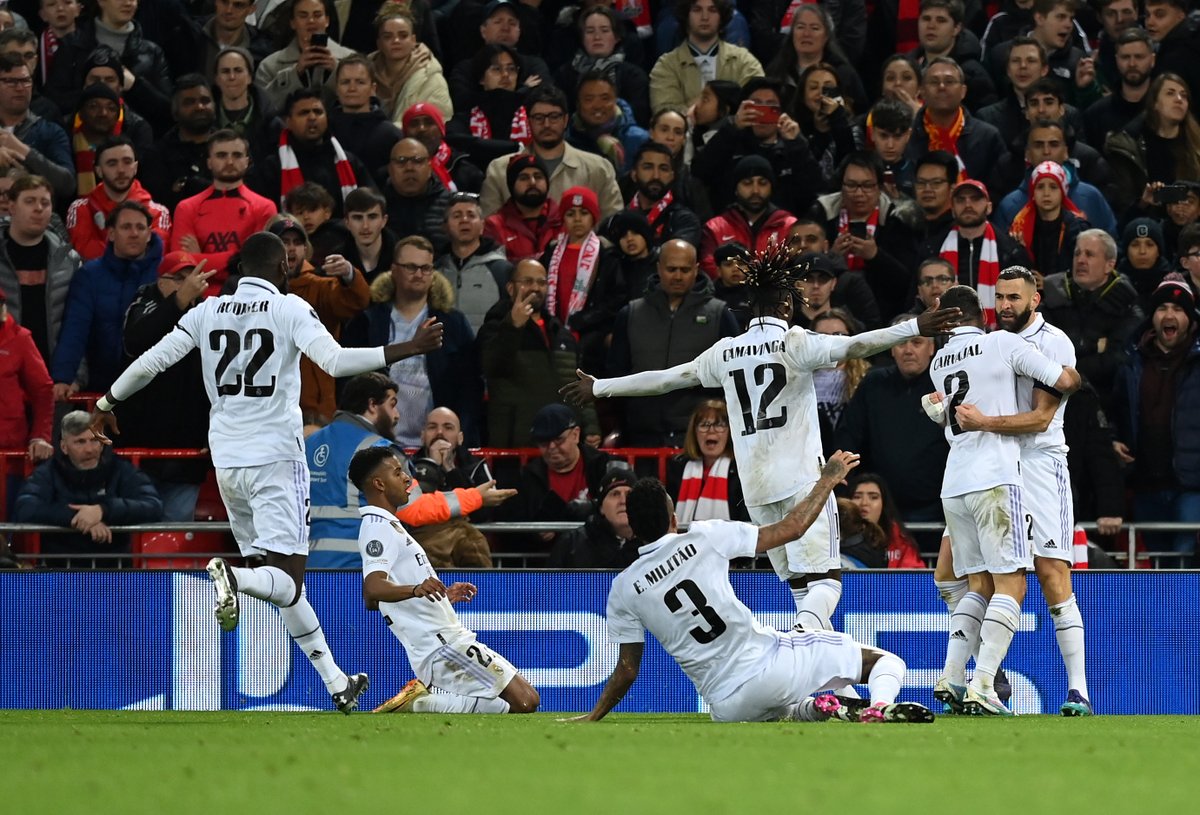 Monet, Cézanne, Renoir y ahora, Karim Benzema. La obra de arte de Karim en el museo de Anfield. #UCL #LaCasaDelFútbol