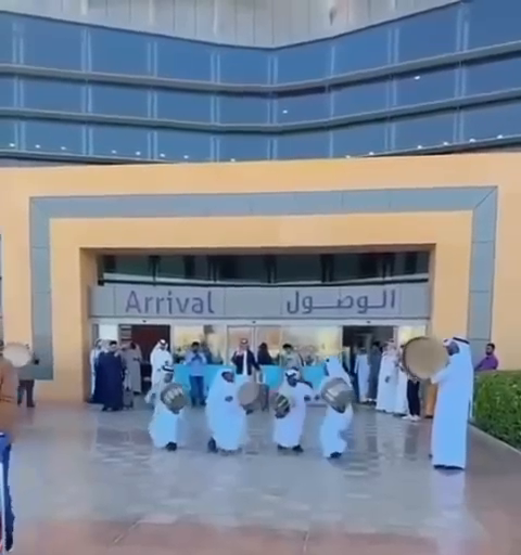تفاعل عفوي من مسافر مع فعاليات يوم التأسيس في مطار نجران 😂❤️