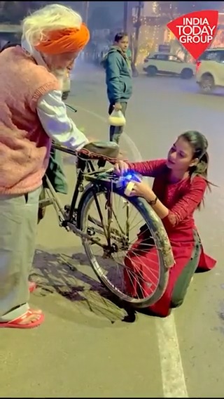 सड़क दुर्घटना में नाना की मौत से आहत, लखनऊ की खुशी को मिला गया समाज सेवा करने का विज़न। खुशी लोगों की साइकिलों पर टेल लाइट लगा रही हैं, साथ ही, साइकिल के अगले हिस्से पर लाइट लगाती हैं ताकि दुर्घटना से बचा जा सके #Lucknow #UttarPradesh #RoadSafety