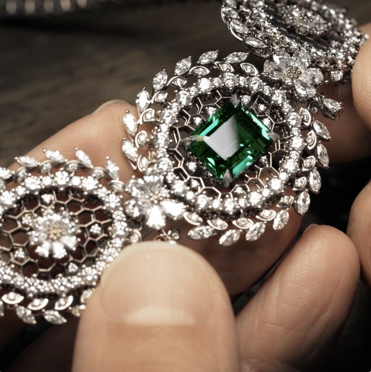 The emerald necklace from the Dearest Dior collection by Victoire de Castellane boasts the unique couture effects of lace appearing between stone-set claws and bezel-set diamonds as a testament to #DiorSavoirFaire. Tap on the card for more from #DiorHauteJoallerie.