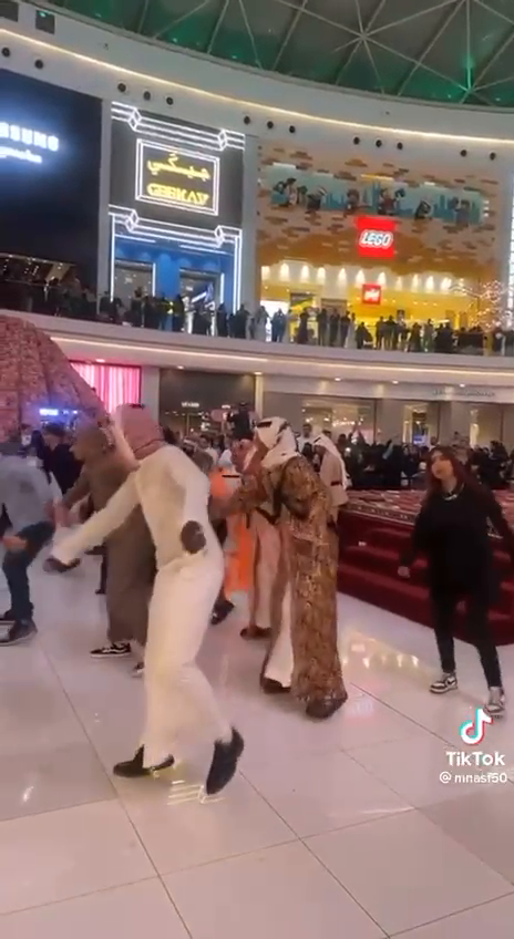 متداول: رقصة جماعية في أحد المجمعات التجارية في #السعودية؛ احتفاءً بـ #يوم_التأسيس