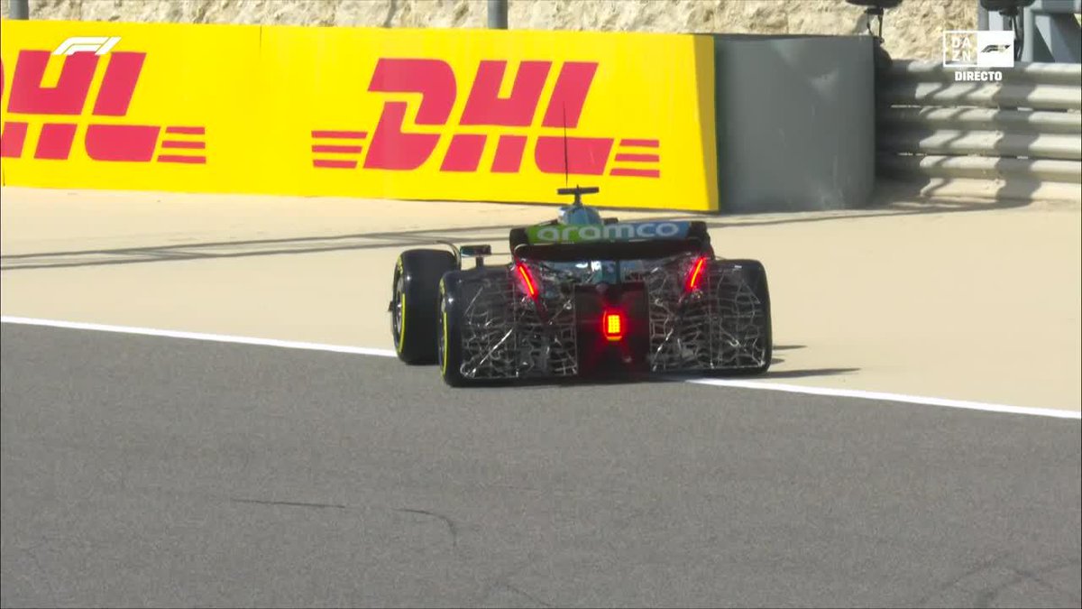 ¡Felipe Drugovich se queda parado en pista y provoca la primera bandera roja de la pretemporada! 🚩 La jornada de test empieza con sobresalto en Aston Martin 😬 #F1Testing #DAZNF1 🏁