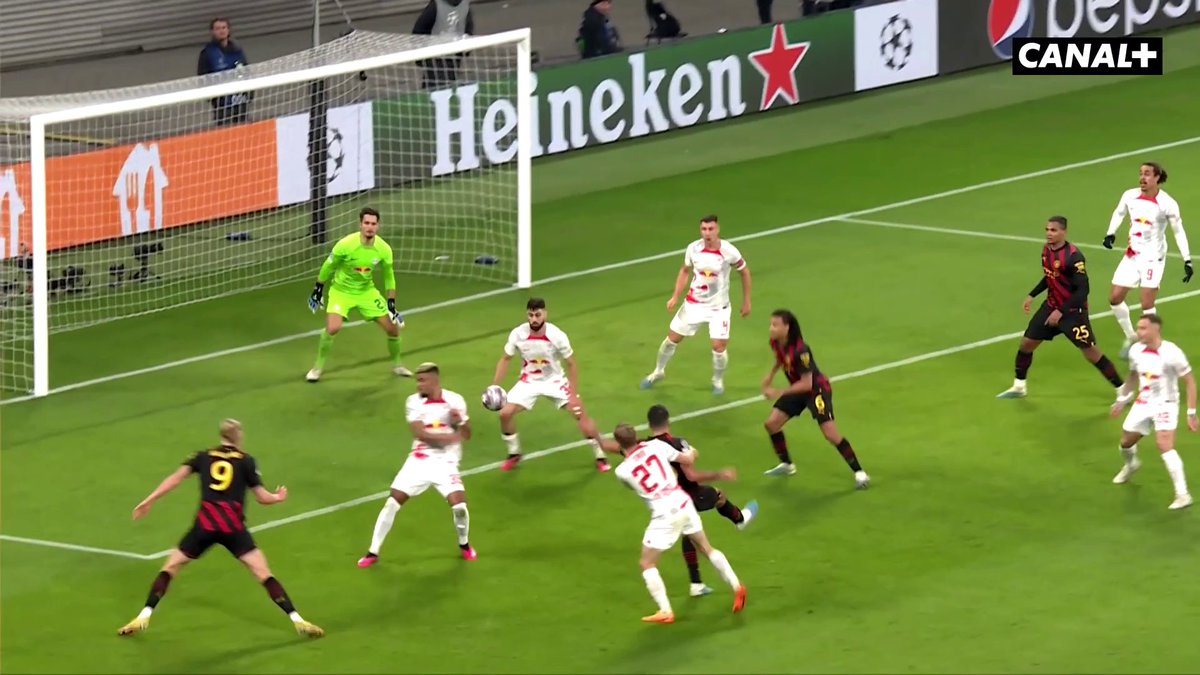 La main non-sifflée pour Leipzig à la dernière minute, qui coûte peut-être la victoire à Manchester City 👀 #RBLMCI | #UCL