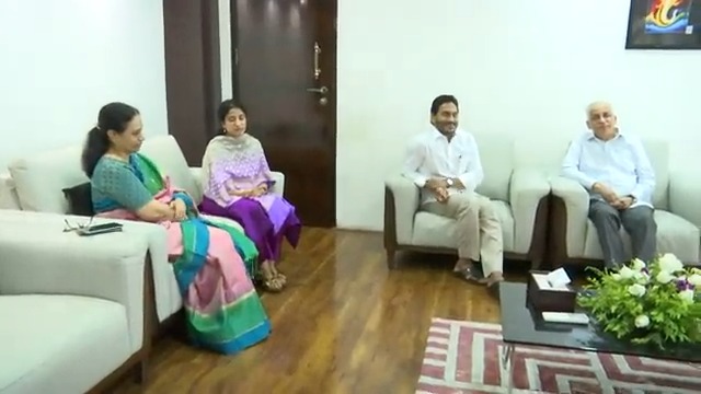 రాజ్భవన్లో గవర్నర్ జస్టిస్ అబ్దుల్ నజీర్ దంపతులను మర్యాద పూర్వకంగా కలిసిన ముఖ్యమంత్రి శ్రీ వైయస్.జగన్ దంపతులు.