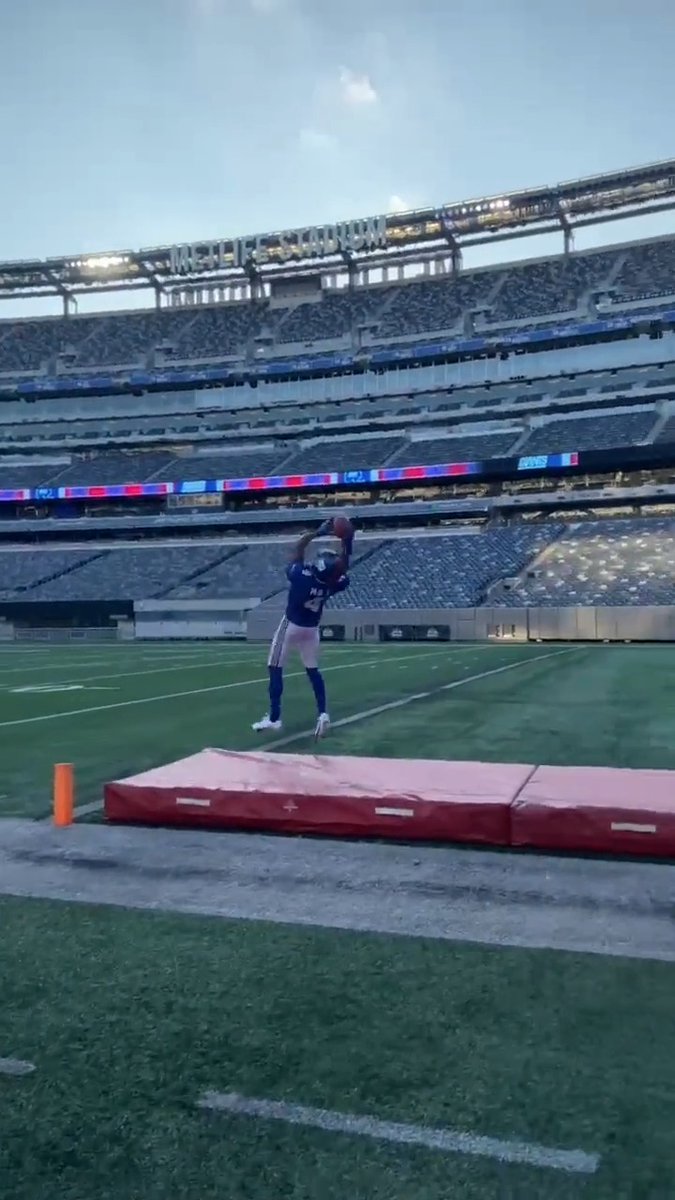 Eli Manning returned to MetLife Stadium to recreate the OBJ catch with Michael B. Jordan (🎥 New York Giants)