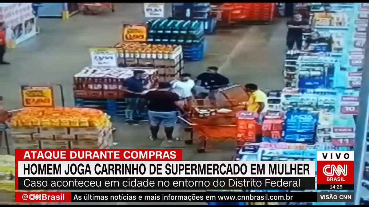 Um homem identificado como Rogério Santos da Silva, de 36 anos, foi filmado jogando um carrinho de compras em uma mulher, de 45, em Santo Antônio do Descoberto, próximo ao Distrito Federal. O caso aconteceu no dia 16 deste mês, no Atacadão Dia a Dia #LiveCNNBrasil