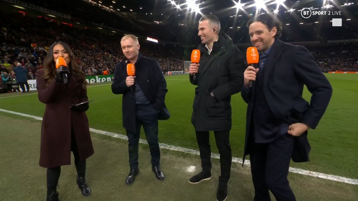"OOOHHH ROBIN VAN PERSIEEEEE!!!!" "I think they're trying to get him back on the pitch!!" What do you think Robin van Persie...? The fans know what they want!! 😂 🎙️ @julesbreach | #UEL