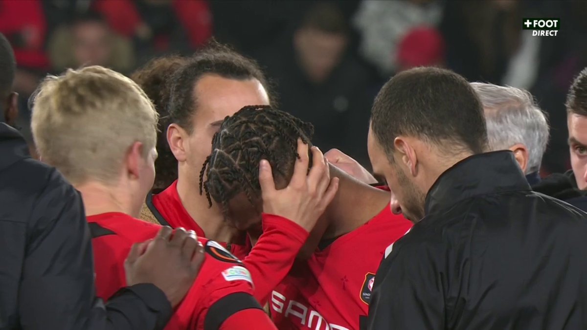 Terrible image de Jeanuël Belocian qui fond en larmes après son CSC qui emmènera Rennes aux tirs-au-but. 😢 🎥 CANAL+ Foot