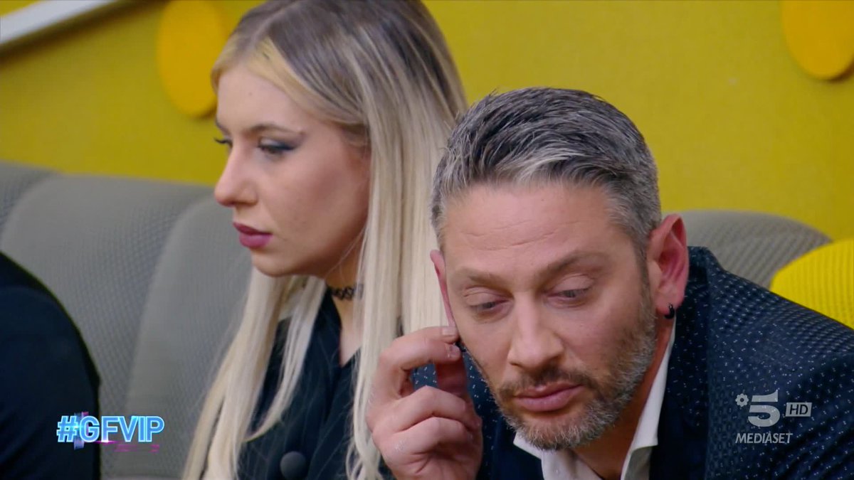 Alfonso legge ai ragazzi il provvedimento preso da Grande Fratello alla luce dei fatti della scorsa notte. #GFVIP