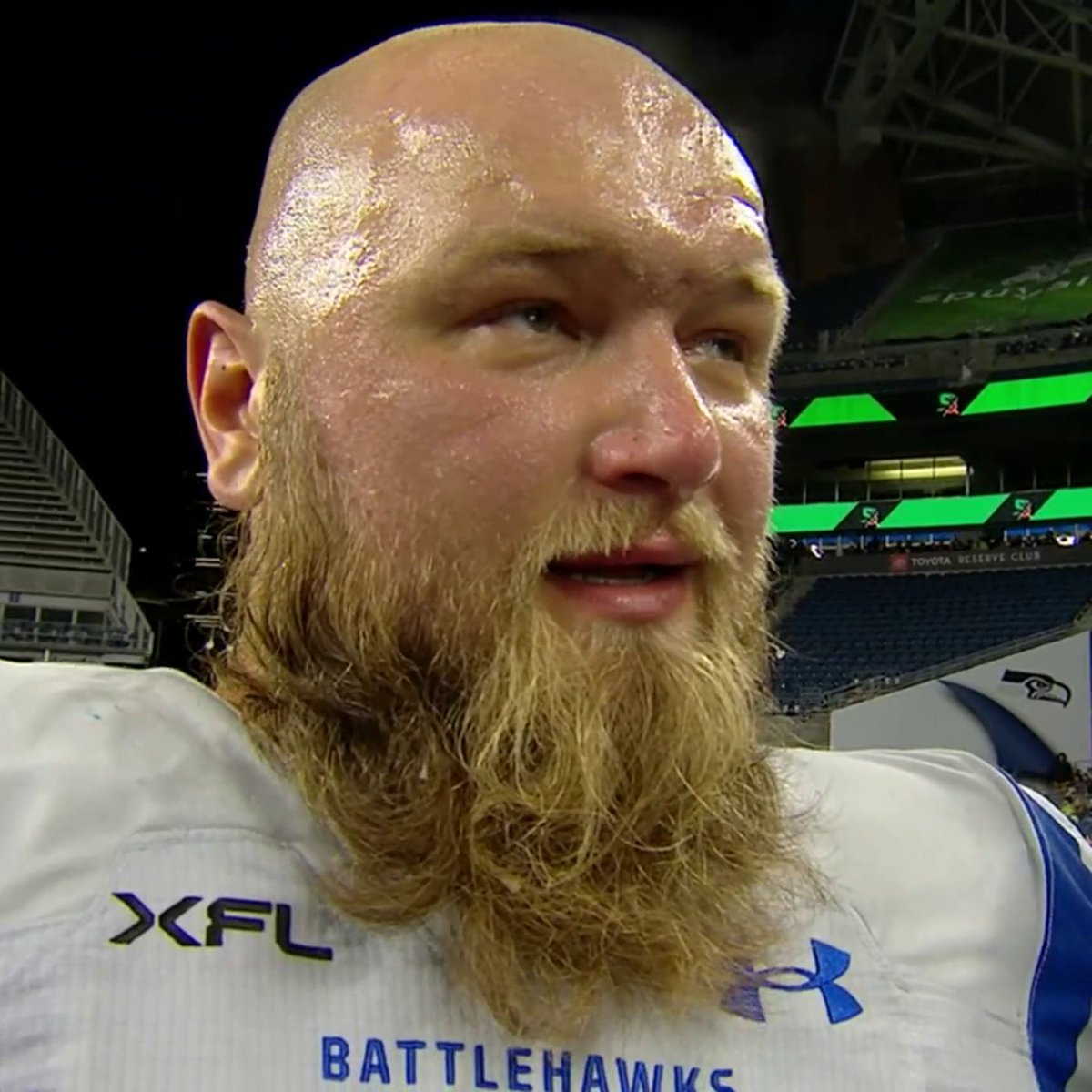 "Get down and dirty baby" 😅 St. Louis Battlehawks OL Mike Panasiuk is out here with no undershirt on.