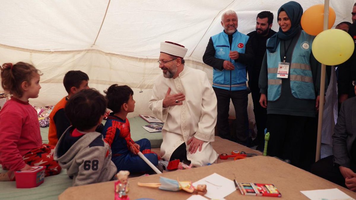 Hatay Antakya’da deprem mağduru evlatlarımız için açmış olduğumuz 4-6 yaş Kur’an kursunu ziyaret ettim. Din görevlilerimiz, zor günler yaşayan evlatlarımızın yüzündeki tebessüm olabilmek için var gücüyle çalışmalarına devam ediyorlar. Allah hepsinden razı olsun.