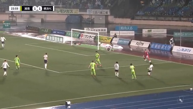 【痛恨のミス】横浜FCの和田拓也がキックミス、ボールは無人のゴールに吸い込まれオウンゴール。本人も頭を抱える