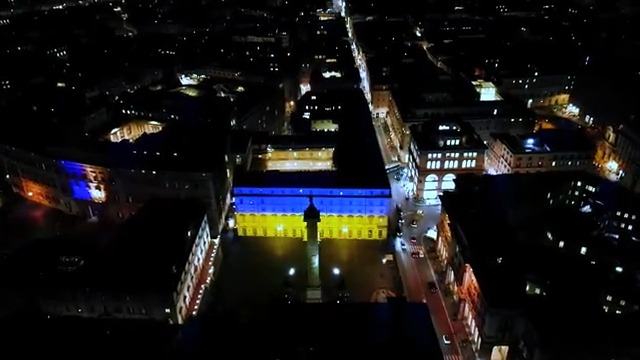 Primo anniversario dell’invasione dell’Ucraina da parte della Russia: la bandiera dell'Ucraina sulla facciata di Palazzo Chigi