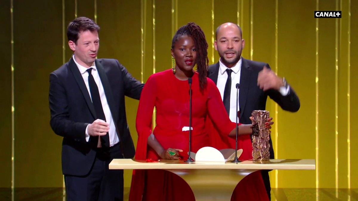 "On ne sera ni de passage, ni un effet de mode (...) Merci les filles" Alice Diop remporte le #César2023 du meilleur premier film et rend hommage aux réalisatrices de la nouvelle génération.
