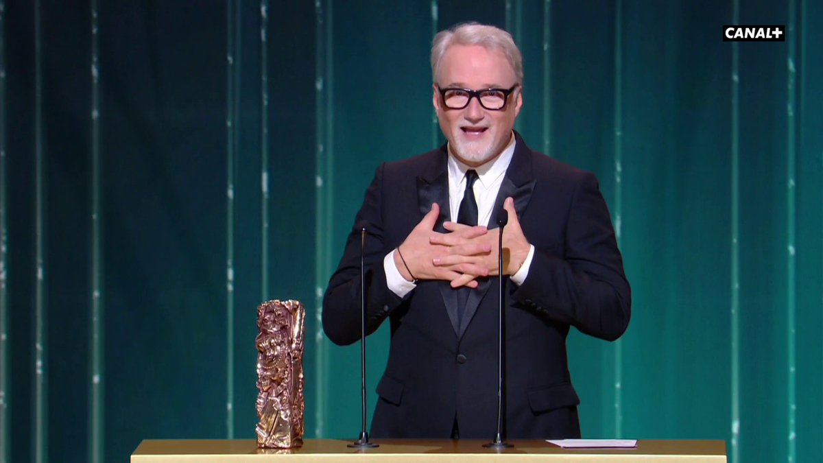 Monsieur David Fincher 🙌 Le réalisateur américain reçoit le César d'honneur des mains de Brad Pitt, son "partner in crime". #César2023