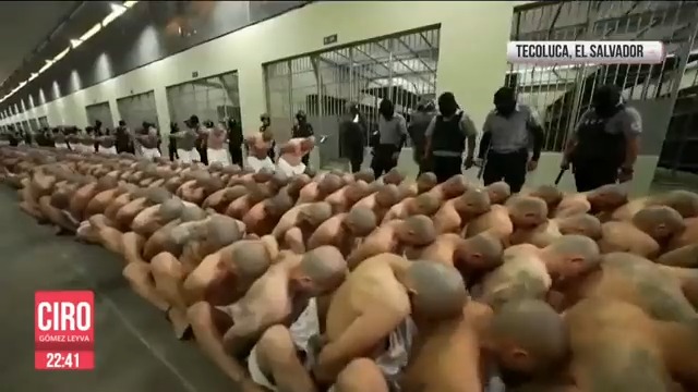Así trasladó el gobierno de El Salvador a los primeros 2 mil presos a una nueva cárcel que construyó y que tiene capacidad para 40 mil personas. Se trata de la prisión más grande de América. El presidente Nayib Bukele prometió que se quedarán ahí de por vida:
