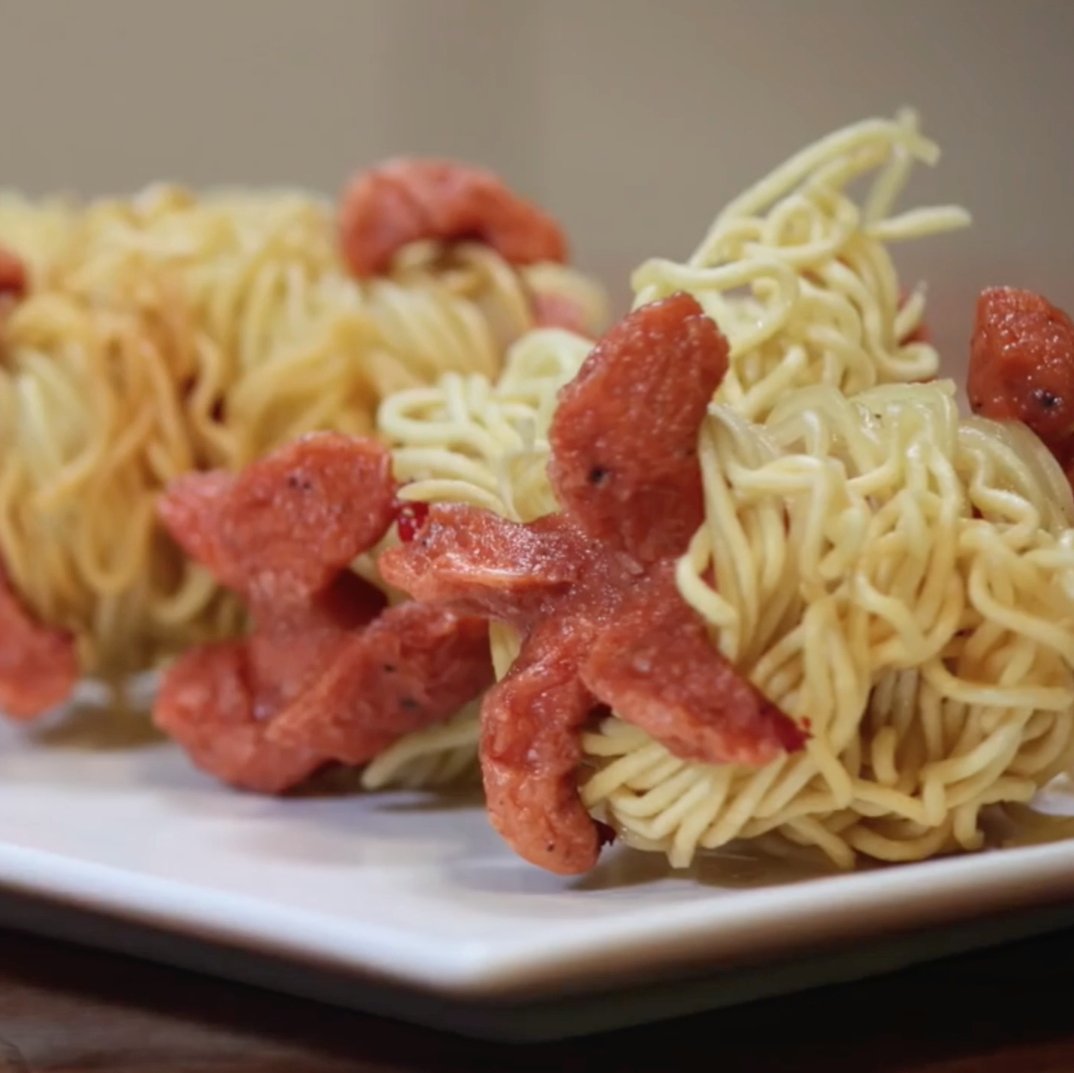 Siapa nih yang suka banget sama jajanan SD, nah kita buat sendiri yuk di rumah. Ada martabak telur, cilok, sosis gulung mie, dan cireng cimol. Kalian biasanya lebih suka jajanan SD yang apa? Resep lengkap klik :