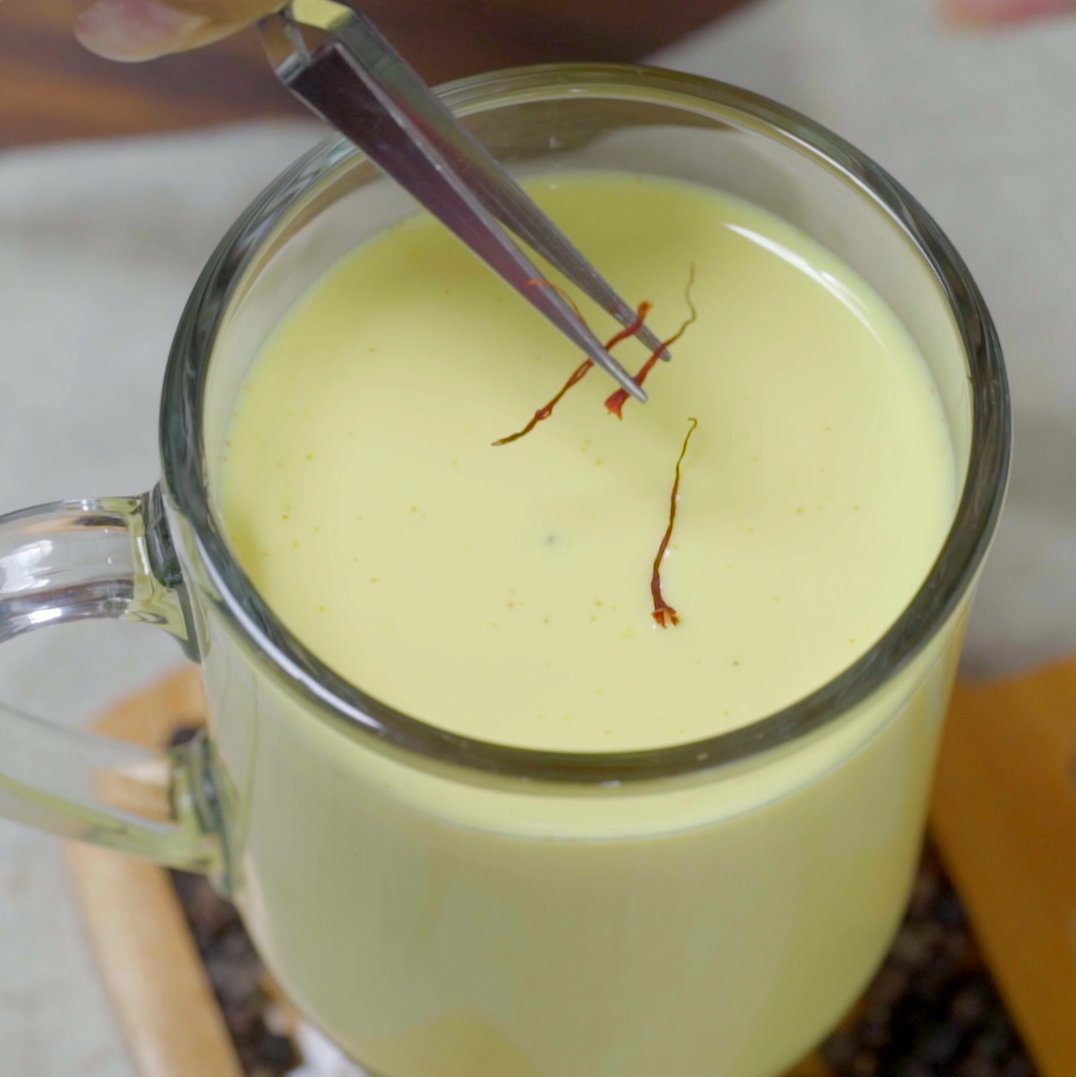 Susu Emas? Eits tenang gais, ini bukan terbuat dari emas asli kok😄 Susu emas ini terbuat dari susu, kunyit dan jahe. Berfungsi untuk melancarkan pencernaan dan menghangatkan tubuh. Yuk coba buat, bagi kamu yang belum cobain. Resep lengkap klik :