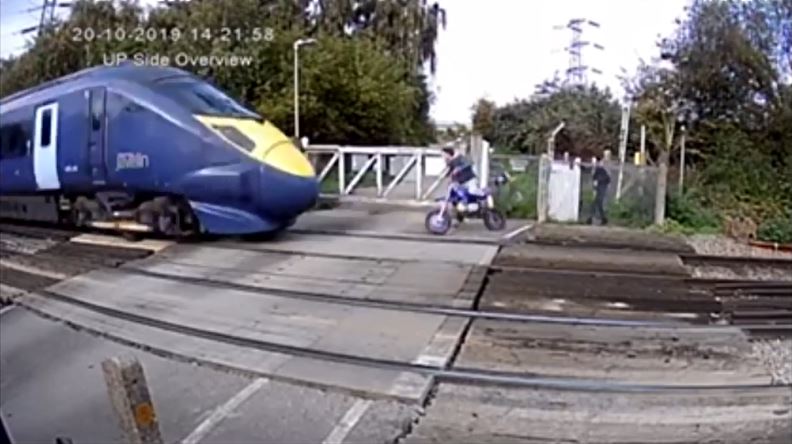 🤦 These people clearly though the train would have enough time to stop for them ... 🚄 A train travelling at 125mph takes 20 football pitches to stop! ⚽ 🎥 Oct 2019. #SafetySaturday #LevelCrossingSafety