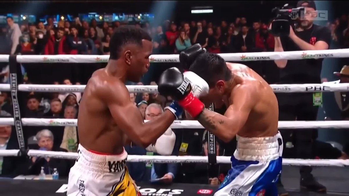 .Subriel Matias sends Ponce to the canvas at the end of the 5th and Ponce's corner stops the fight between rounds 😳 #MatiasPonce