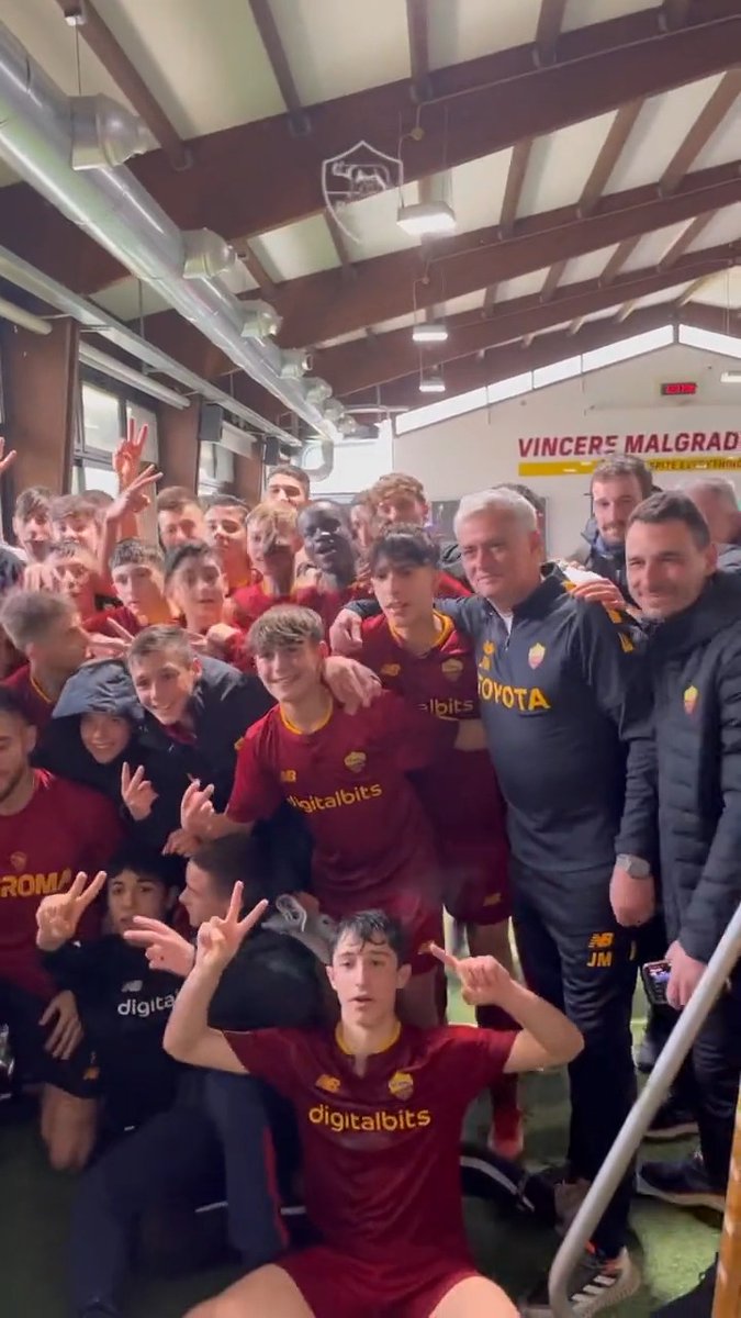 🐺 Oggi la nostra Under 14 ha vinto il derby per 2-1 e José Mourinho ha invitato i ragazzi a festeggiare in palestra! 💛❤️ #ASRoma