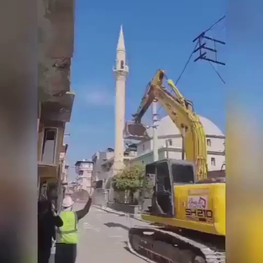 💥| Deprem sonrası hasar gören minare için "Kontrollü yıkım" girişiminde bulunuldu... 💥| Yıkımı yöneten görevli yaralandı.