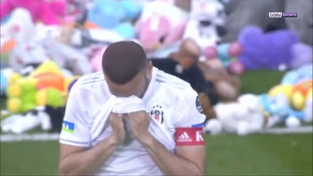 Cenk Tosun, gözyaşlarına hakim olamadı...