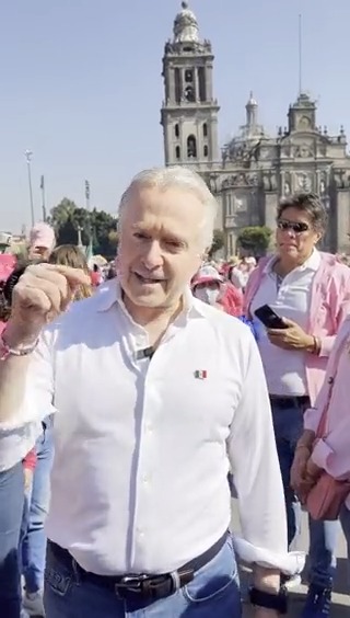 Estoy aquí en el Zócalo, donde nace México 🇲🇽 Y qué casualidad que nuestra bandera no está puesta. Presidente Andrés Manuel, le exijo que vengan a ponerla o venimos los que también somos el pueblo, ¡y la vamos a poner con votos en las urnas! Por la democracia #MiVotoNoSeToca