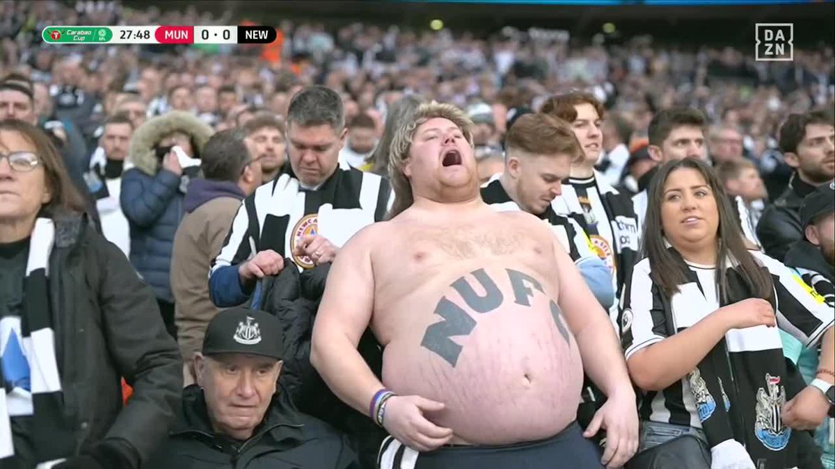 "Míralo... ¡Míralo el tío! ¡MADRE MÍAAAAA" La reacción de Nacho González al ver a ese aficionado dejarse el alma animando al Newcastle es lo mejor que vas a ver hoy 🔊🤣 #CarabaoCupEnDAZN 🏆