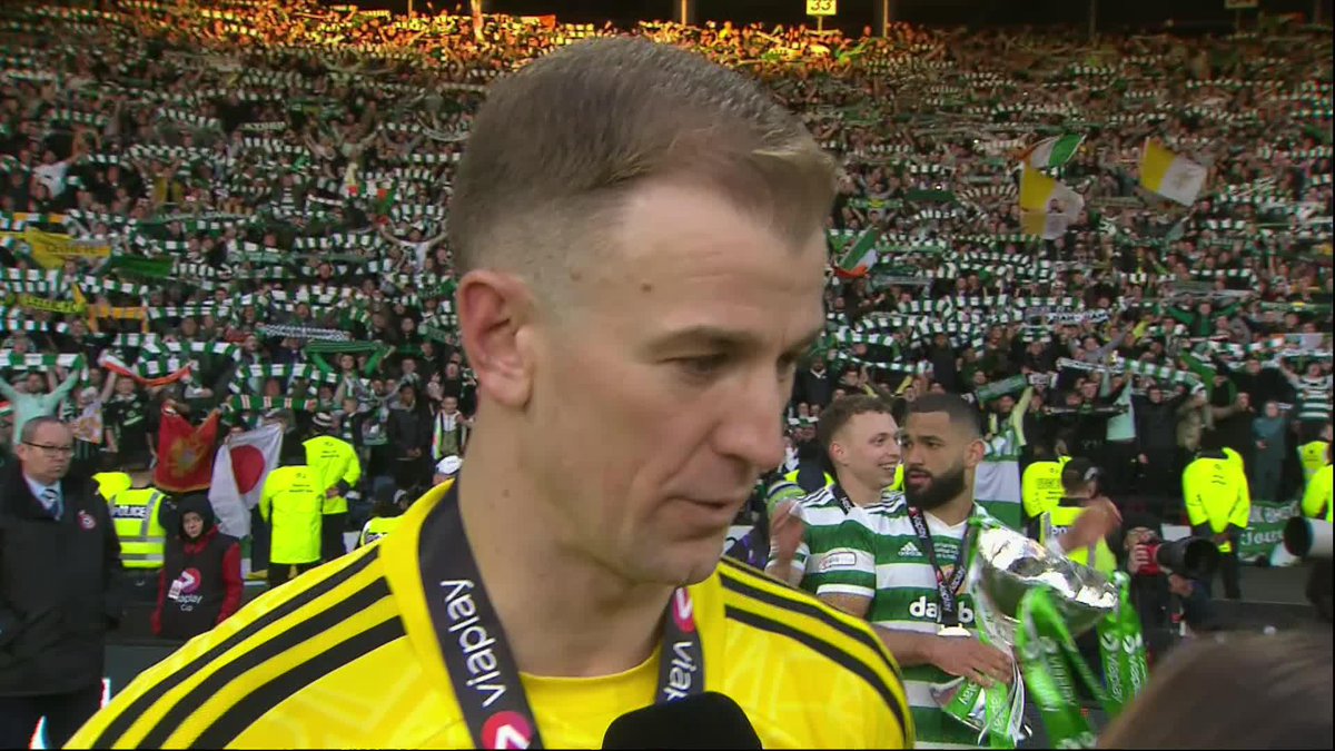 🗣️ "Look at this, Look at it! It's special!" Celtic Football Club goalkeeper Joe Hart gives an interview with You'll Never Walk Alone being belted out in the background by the Celtic fans 🍀 #ViaplayCup | SPFL