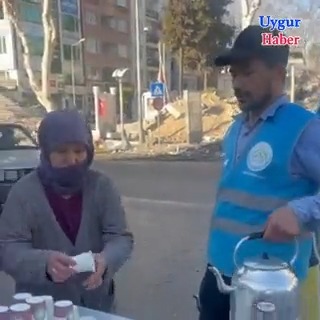 Uygur Türkleri Adıyaman'da sıcak yemekle birlikte, her gün sabahtan akşama kadar 5-6 bin bardak sıcak çay dağıtıyor.