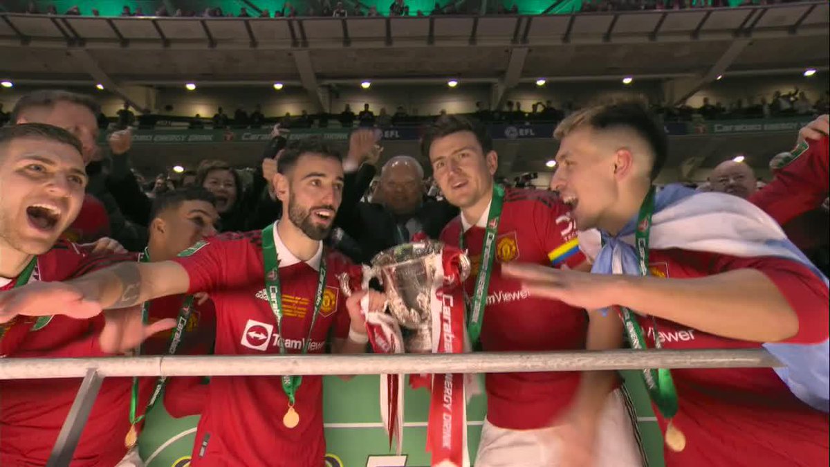 Maguire and Fernandes lift the Carabao Cup trophy 🏆