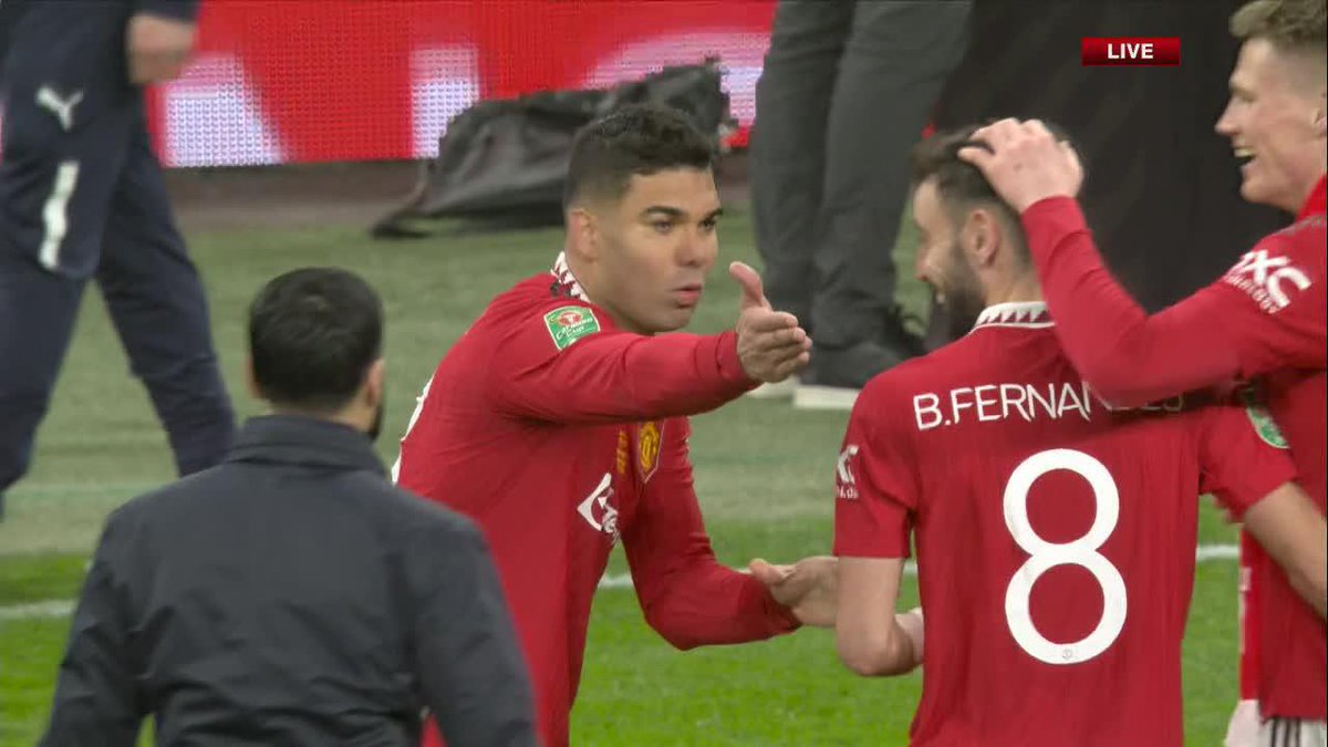 Even after winning a trophy, Casemiro was getting on Bruno for not passing the ball at the end 😂