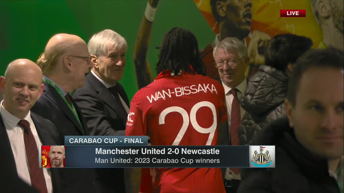 Sir Alex Ferguson greeting all the United players in the tunnel 🥺❤️