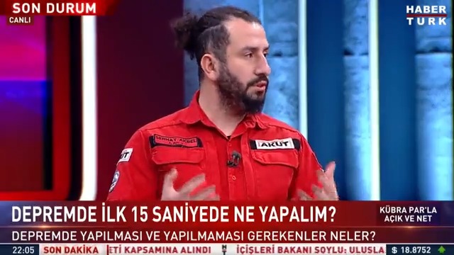 Depremde ilk 15 saniye ne yapmalı? Depremde yapılması ve yapılmaması gerekenler neler? Hayat kurtaran hareket ne? AKUT Operasyon ve Acil Durum Yöneticisi Serhat Akbel #AçıkveNet'te kübra par'a değerlendirdi.