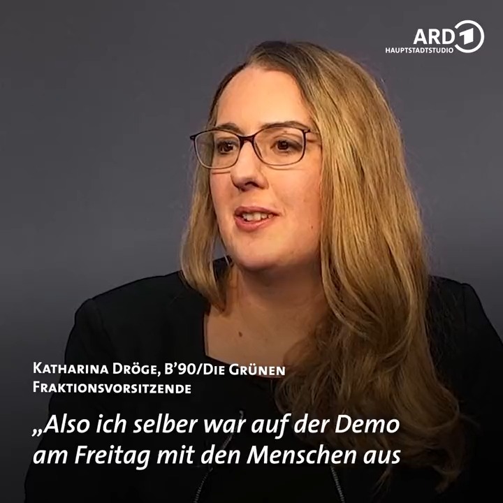"Um ein Bild zu benutzen, das Alice Schwarzer versteht." – Grünen-Fraktionschefin Katharina Dröge findet im #BerichtausBerlinExtra klare Worte zur Friedensdemonstration von Alice Schwarzer und Sahra Wagenknecht am Samstag