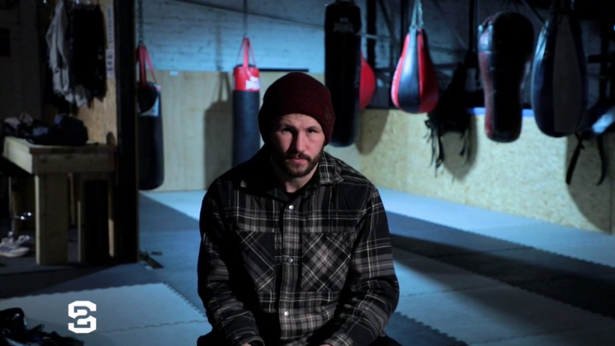 🥊 #STADE2 | Le Grand Format " Le poids des mots" James Lilley est champion de boxe à mains nues, un sport interdit en France car jugé trop dangereux. Hors du ring, James lâche les gants pour la plume, ses poèmes sont l'autre partie de sa personnalité fascinante.