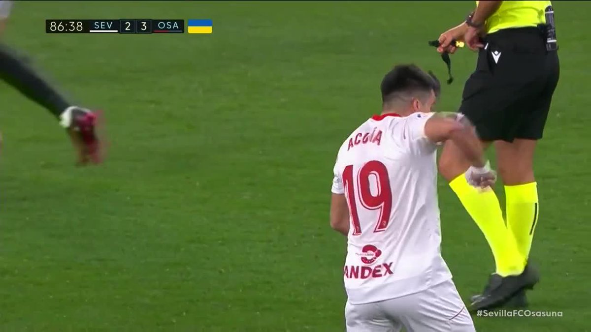 El Huevo Acuña, destrozando el papel de indicaciones de Sampaoli, en pleno partido del Sevilla… 😳🇦🇷